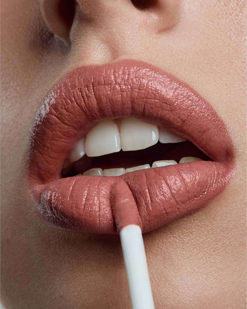 Nahaufnahme Lippen geschminkt mit Kus