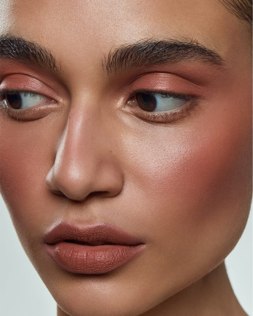Model geschminkt mit Varwe auf Lippen, Augen und Wangen