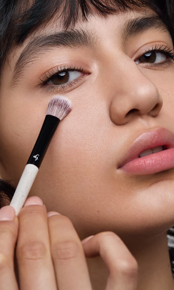 Model nutzt Brush