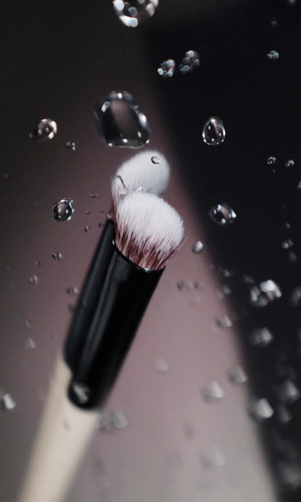 Moodbild Pinsel liegt auf Spiegel