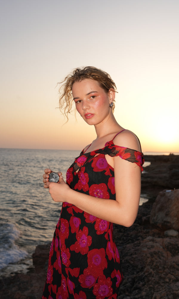 Model mit VARWE Cream Color in der Hand