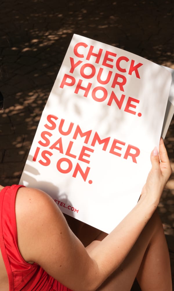 Zeitung mit Summer Sale Schlagzeile in Rot