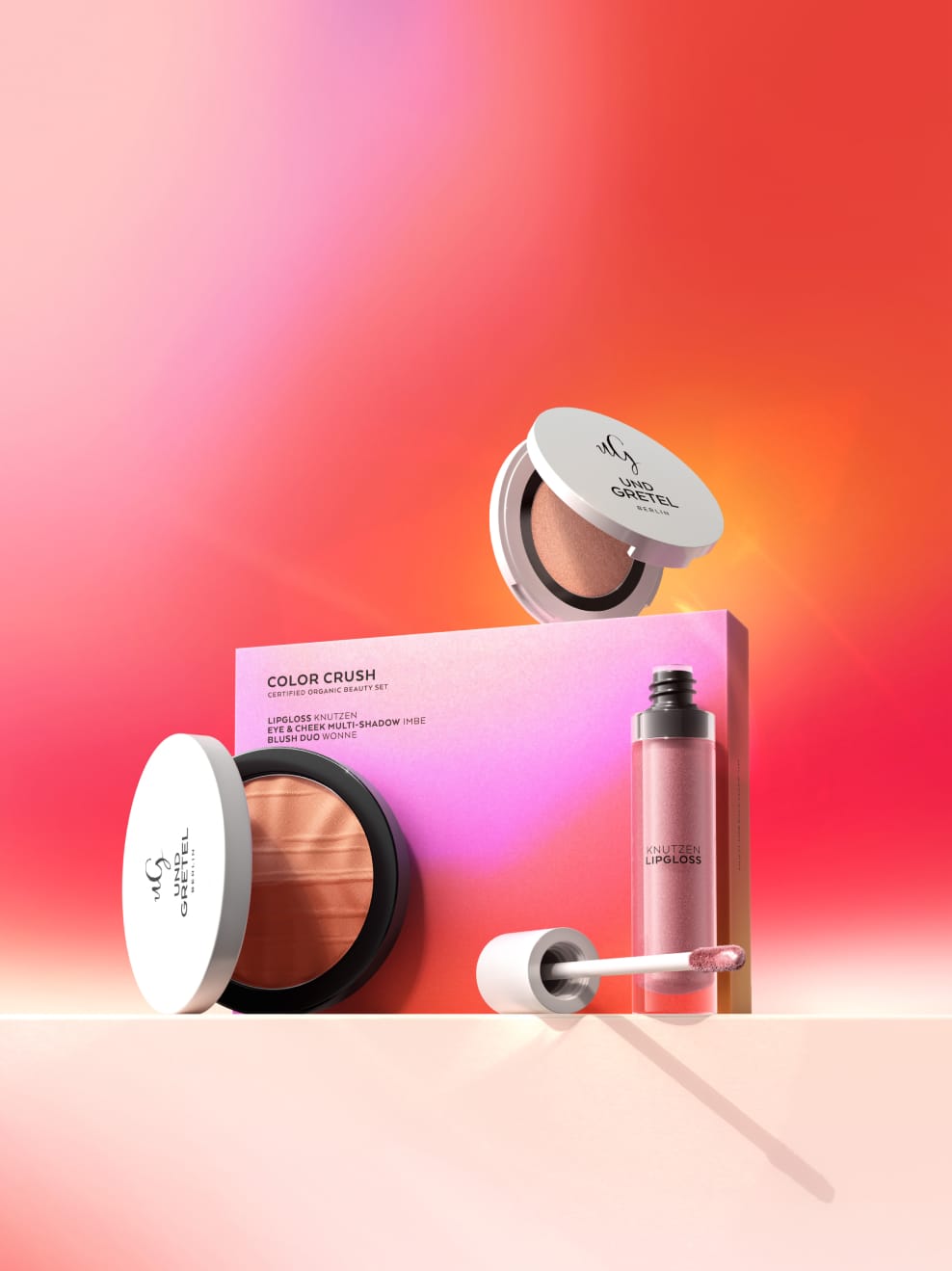 Color Crush Set, Wonne, Imbe und Knutzen, vor Packaging und mit rot/pink/orangen Hintergrundverlauf