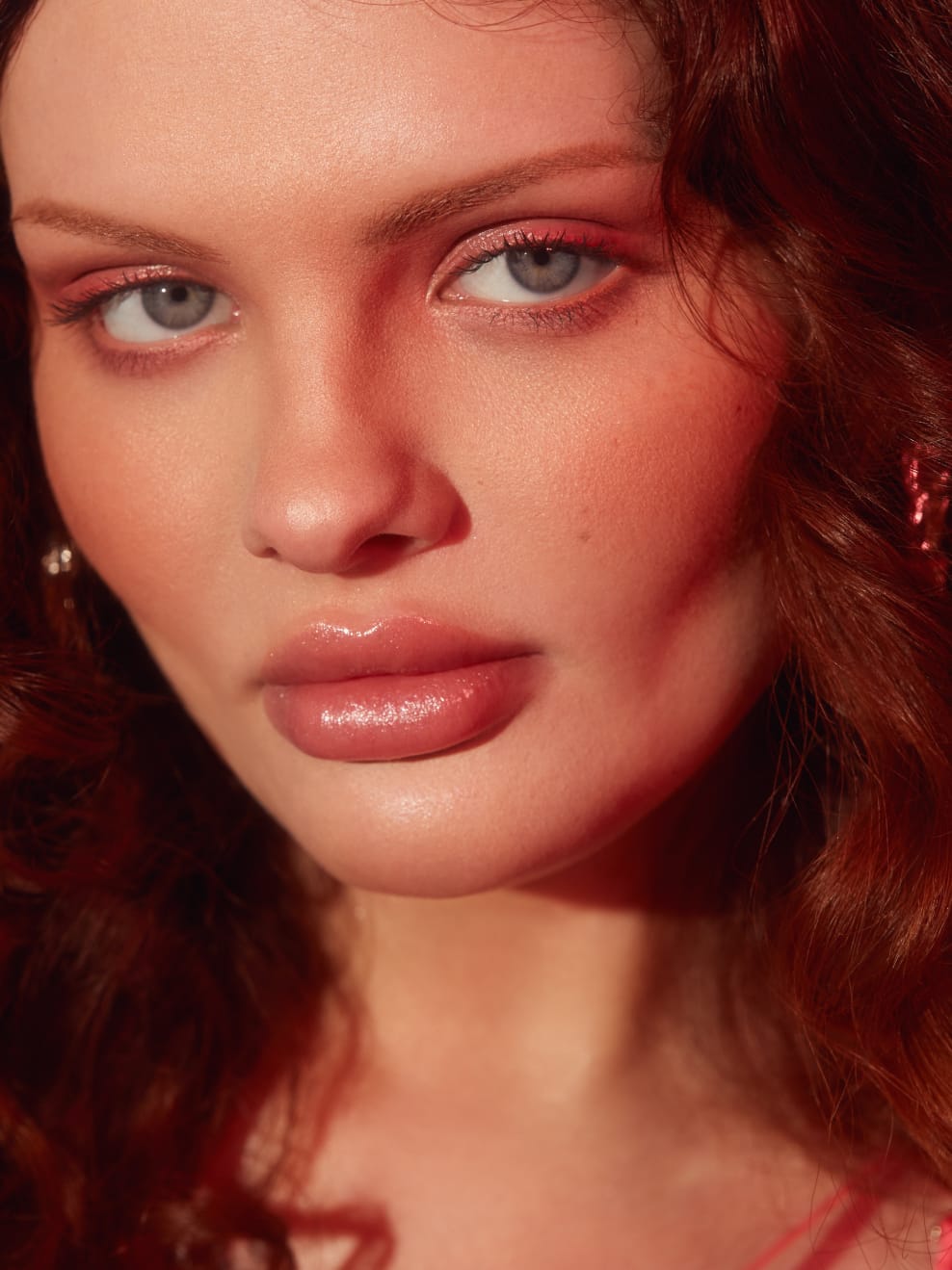 Kampagnenbild Model trägt Color Crush Set in einem rötlichen Licht