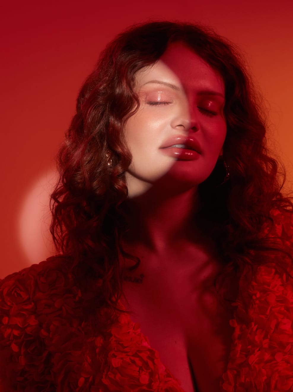 Model im festiven rötlichen Bild, geschlossene Augen, trägt Color Crush