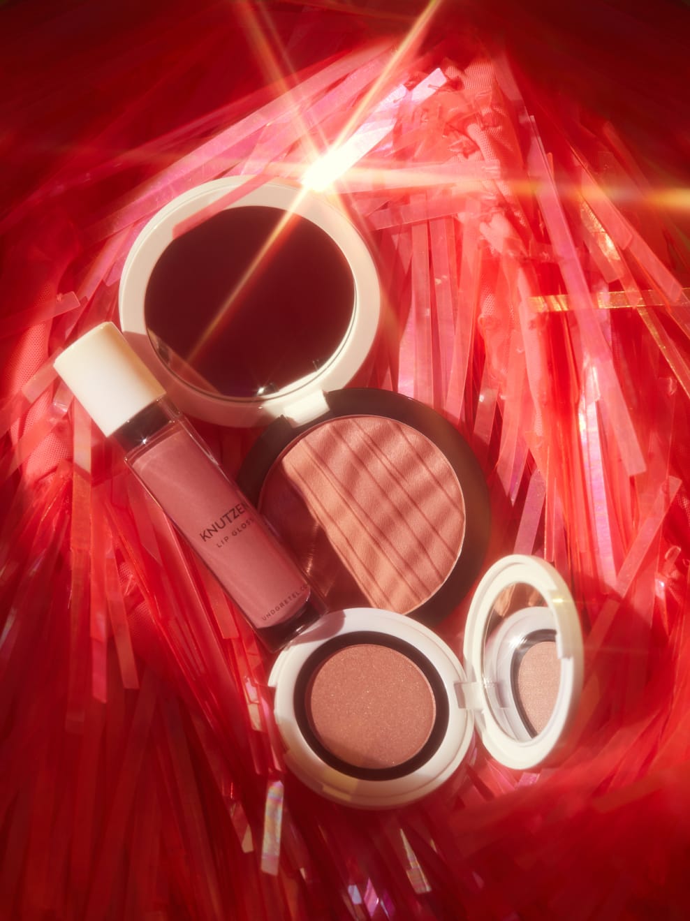 Kampagnenbild Color Crush Set liegend auf rötlichem festiven Hintergrund