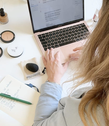 WOLKEN Compact Powder Arbeiten am Laptop