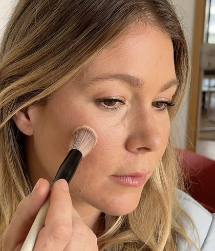 WOLKEN Compact Powder mit Pinsel auftragen