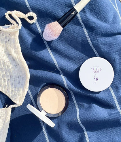 WOLKEN Compact Powder auf blauem Handtuch