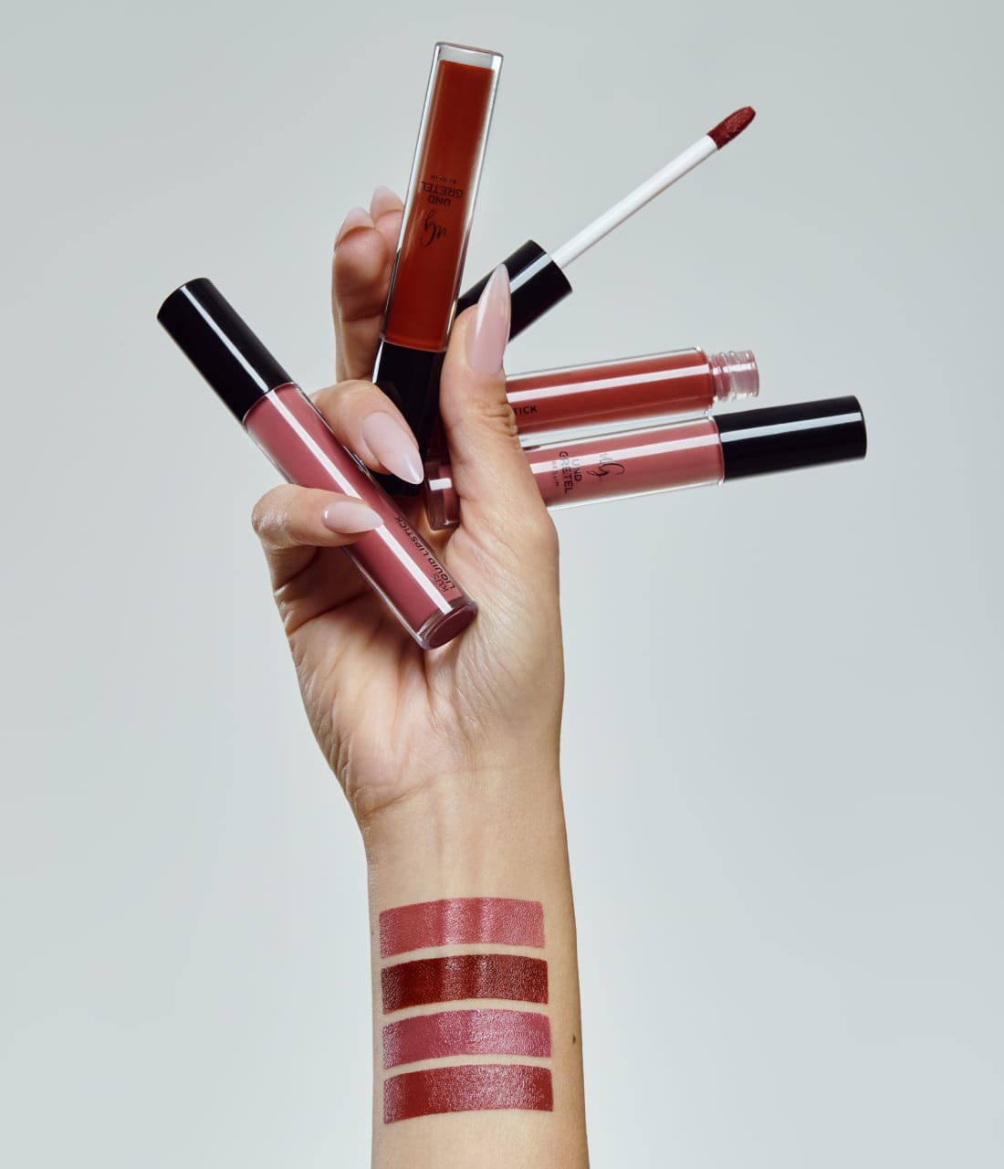 Arm mit Swatches aller Shades
