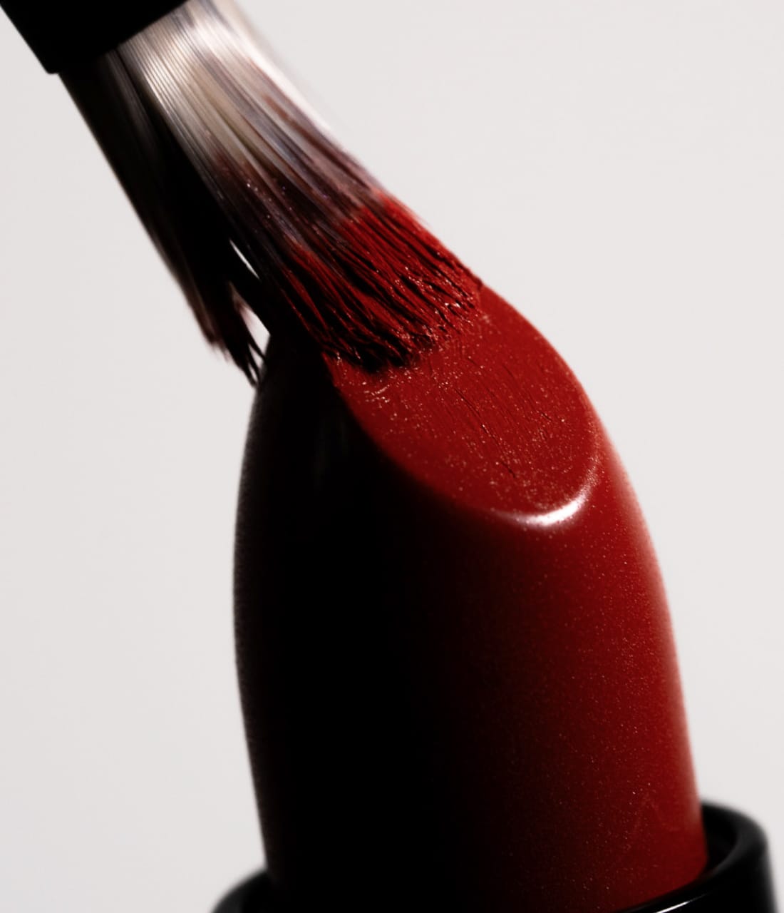 Roter Lippenstift mit Pinsel