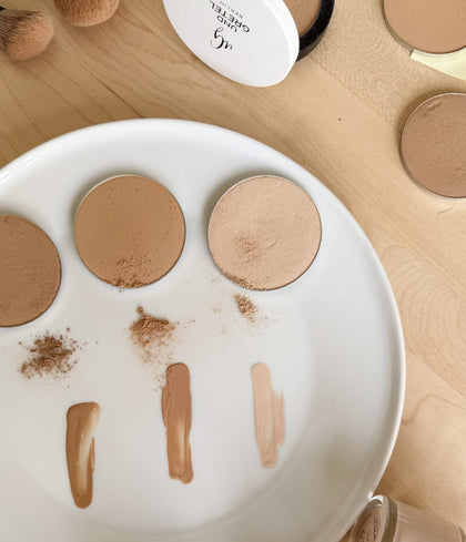 WOLKEN Compact Powder Swooshes auf einem Teller