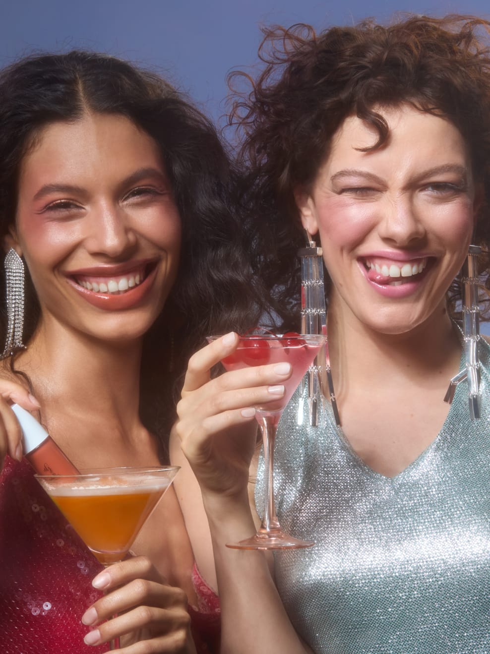 Kampagnenbild: zwei Models, mit jeweils einem Cocktail in der Hand und Gliz 03 und Gliz 01 tragend, in Party Mood