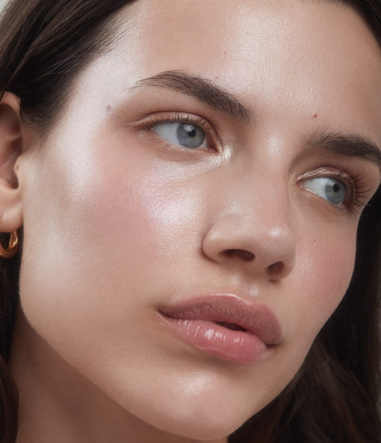 Model geschminkt mit Imbe Luminizer