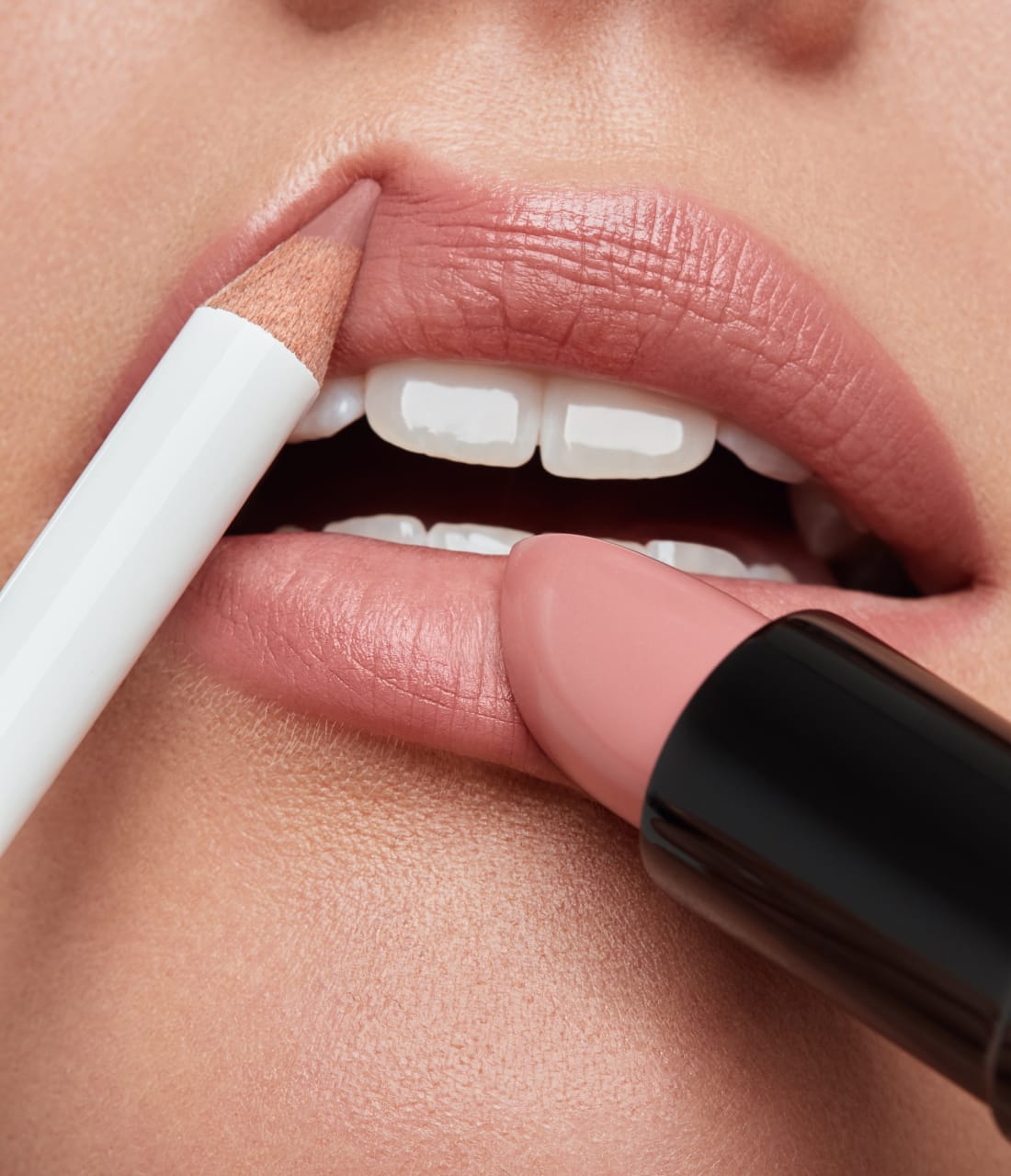 Nahaufnahme Model schminkt Lippen mit Lustec und Tagarot