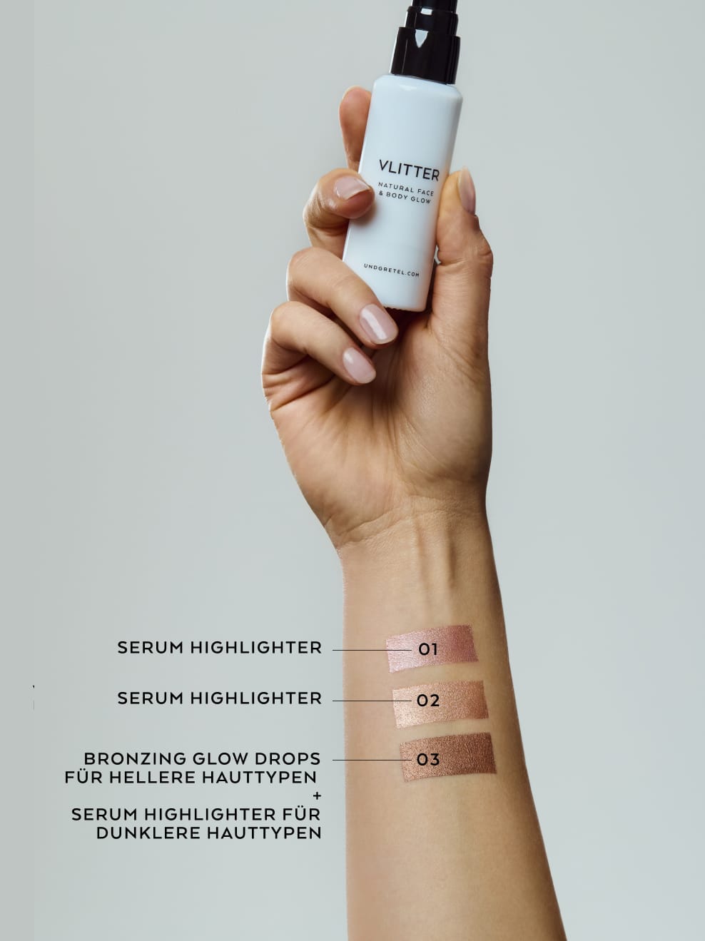 Infobild, Model hält Vlitter in der Hand und hat Swatches aller 3 Varianten auf dem Unterarm mit Text: 01 & 02: Serum Highlighter, 03: Bronzing Glow Drops für hellere Hauttypen + Serum Highlighter für dunklere Hauttypen