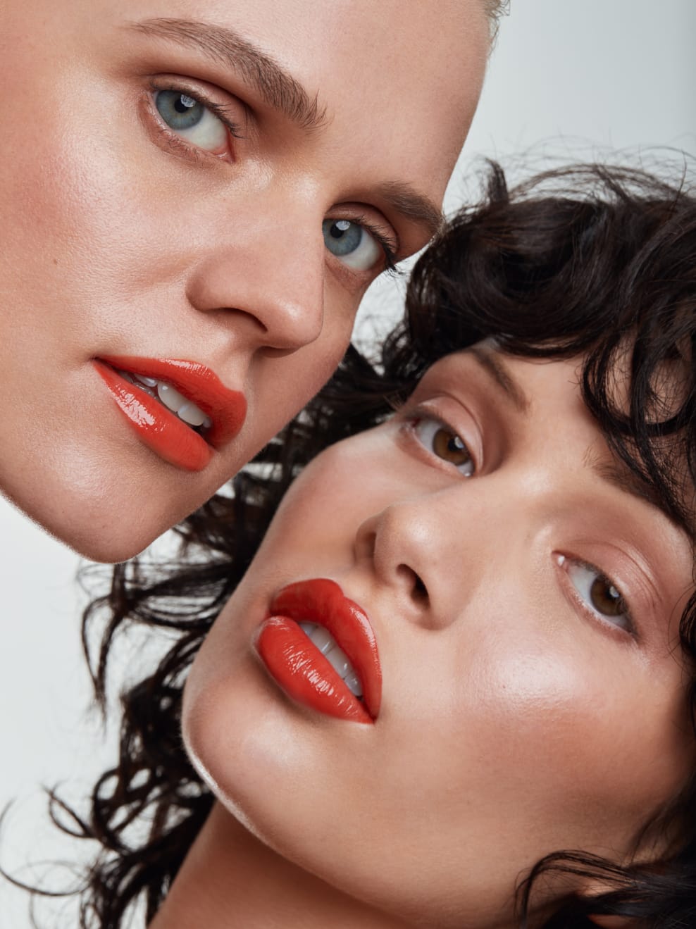 2 Models mit Knutzen 12 auf den Lippen