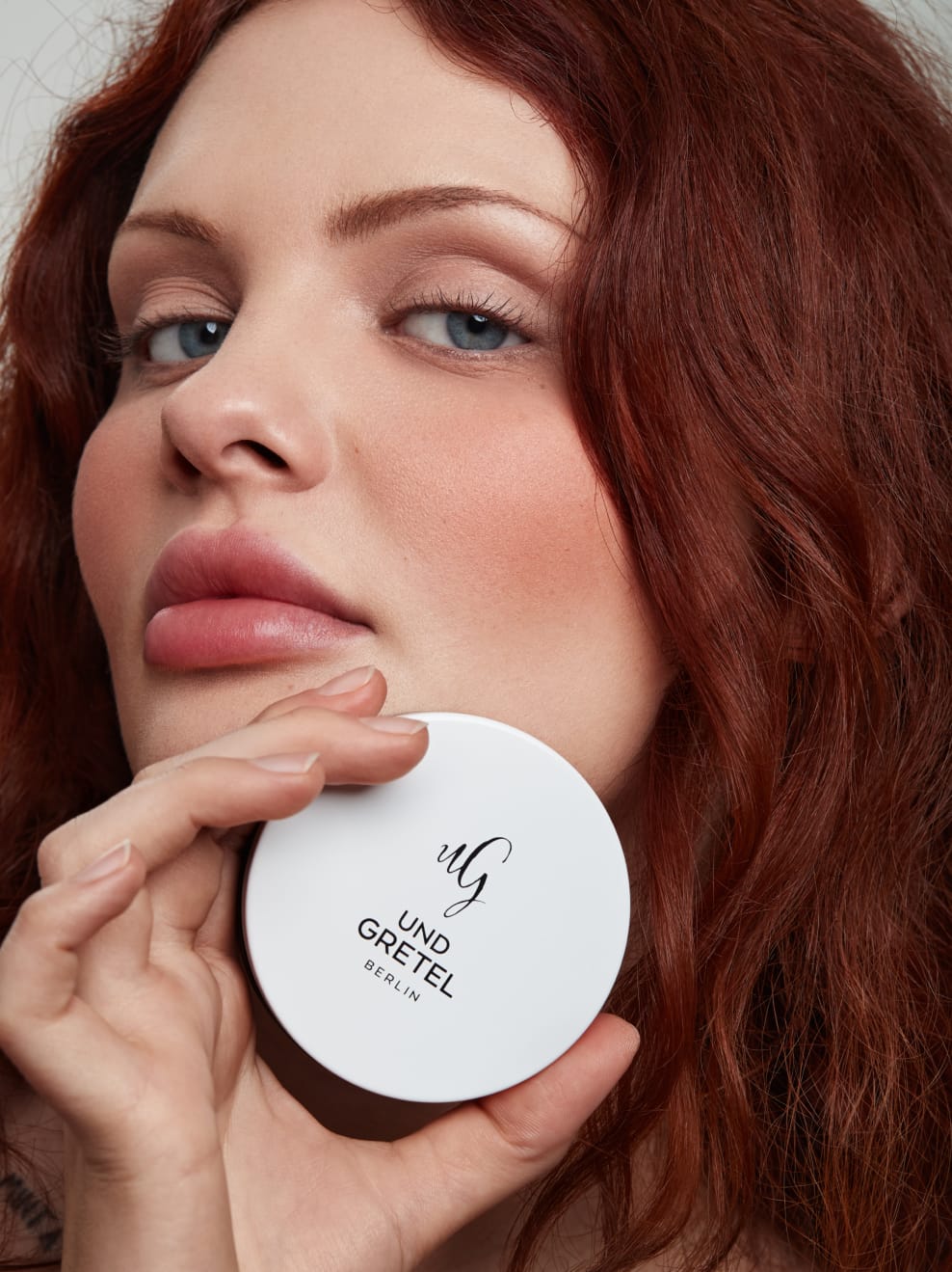 Model geschminkt mit Model 01 und hält Dose in der Hand