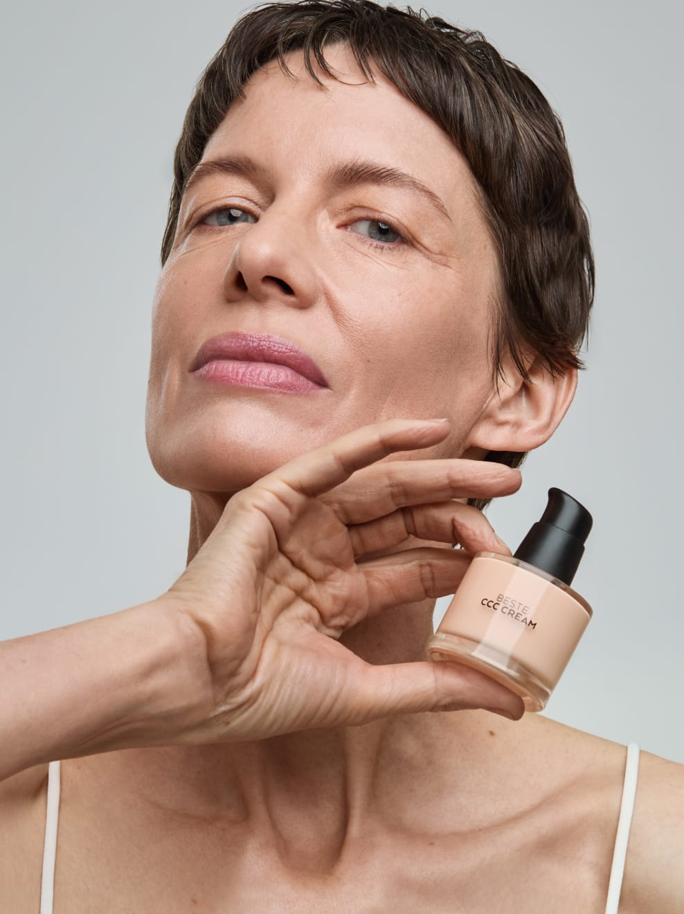 Model mit BESTE 01 in der Hand