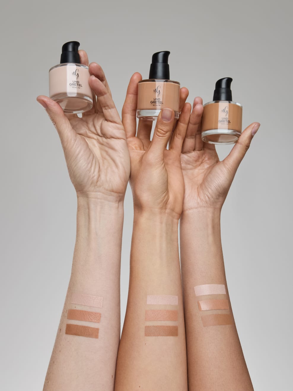 BESTE 01, 02 & 03 in jeweils einer Hand mit jeweiligen Swooshes auf den Armen