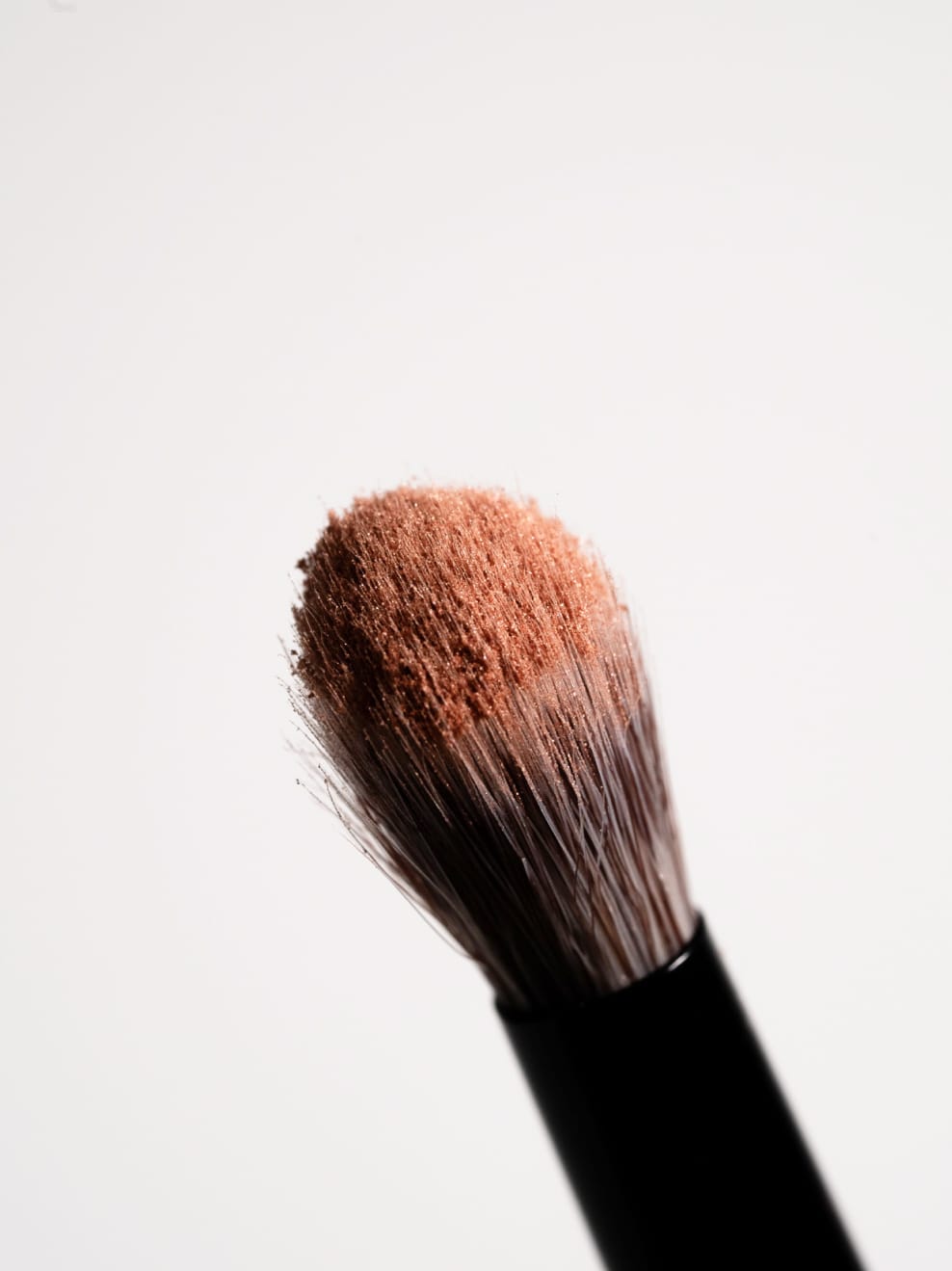 Nahaufnahme Brushkopf mit Farbpartikel
