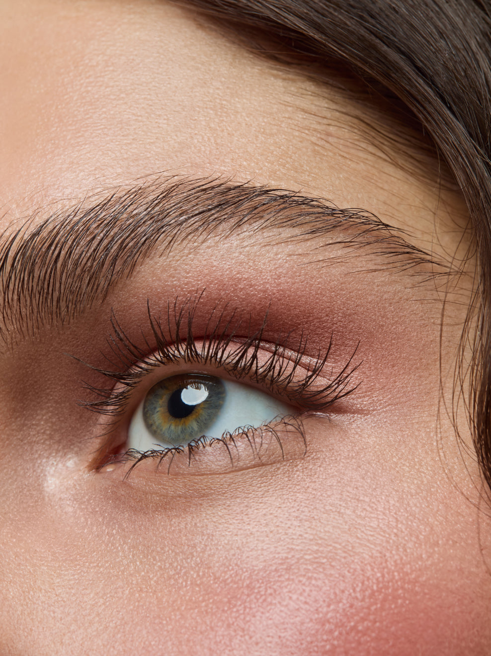 Model Nahaufnahme Augenbrauen mit Froh 02
