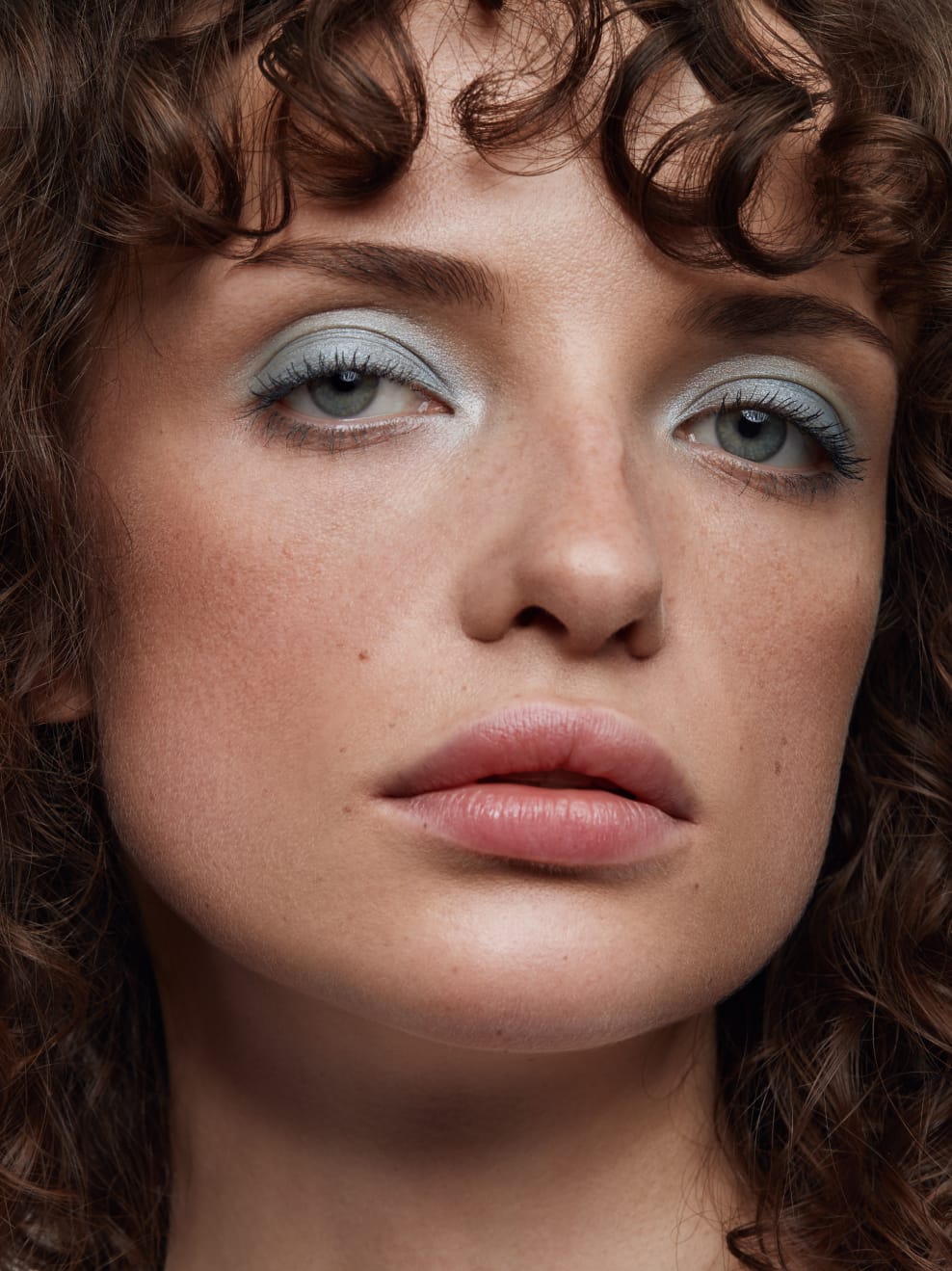 Model geschminkt mit Imbe Ice Blue