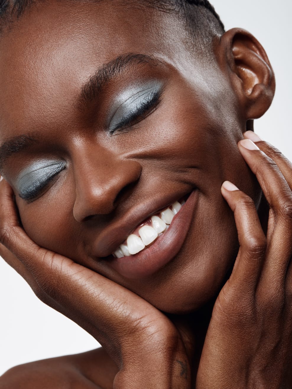 Model geschminkt mit Imbe Ice Blue