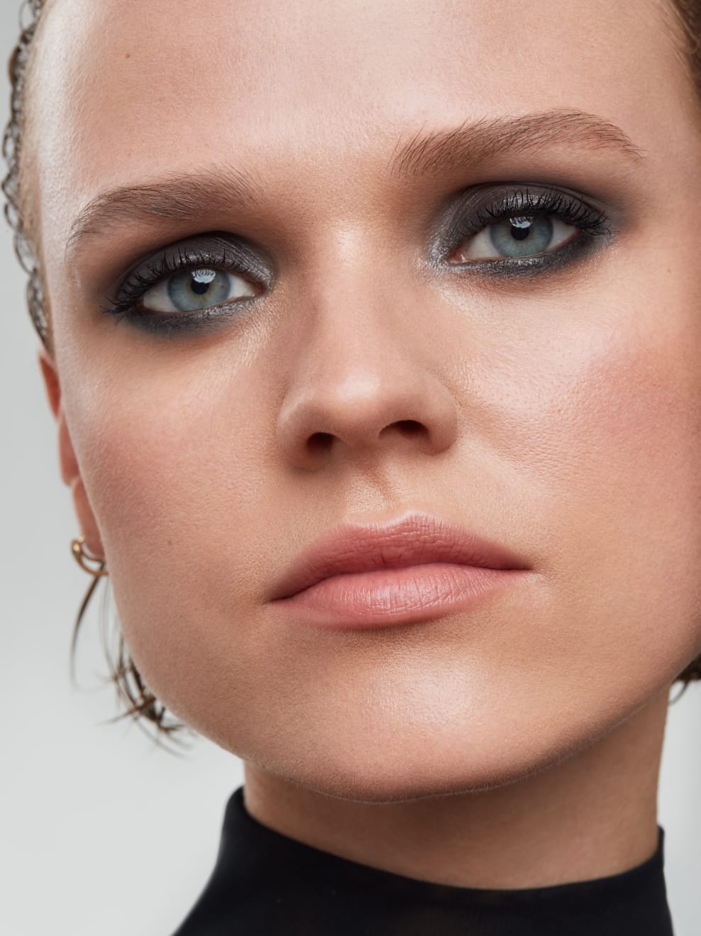 Model mit geschminkten Smokey Eye mit Luk 06