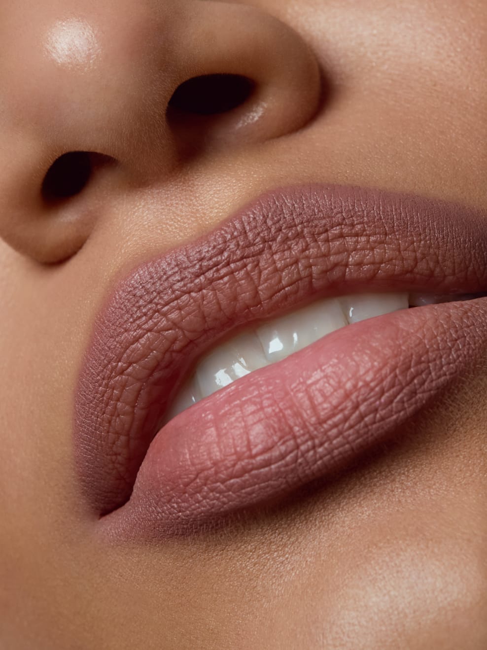 Nahaufnahme Lippen geschminkt mit Lustec 10