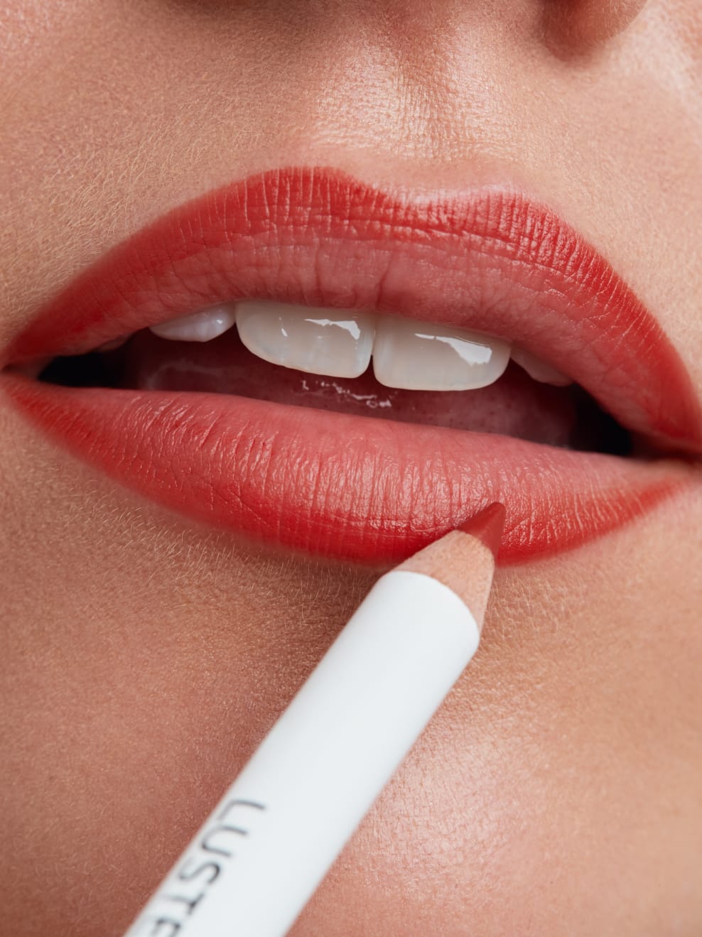 Model umrandet Lippen mit Lustec 08