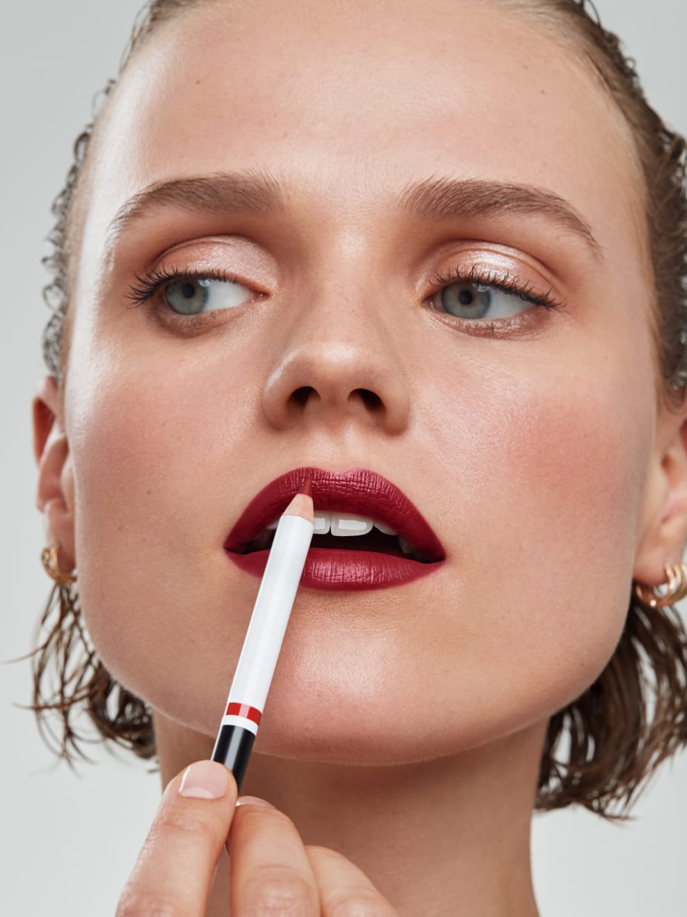 Modelface mit TAGAROT 14 und LUSTEC 09 aufgetragen und Lustec 09 wird aufgetragen