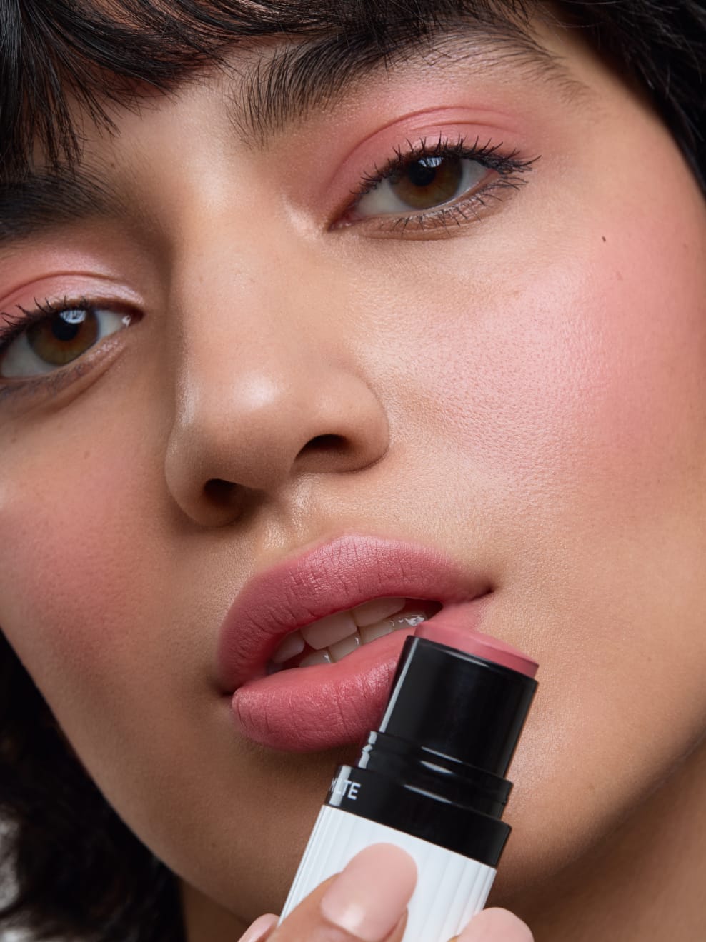 Model geschminkt mit Milte Blush 01 und hält den Stick in der Hand
