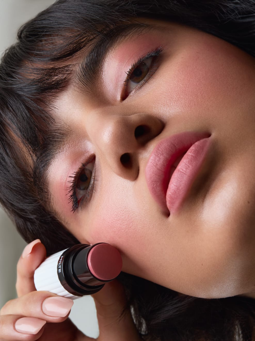 Model geschminkt mit Milte Blush 01 und hält den Stick in der Hand