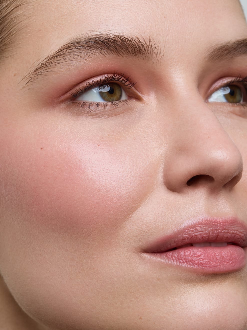 Model geschminkt mit Milte Blush 01