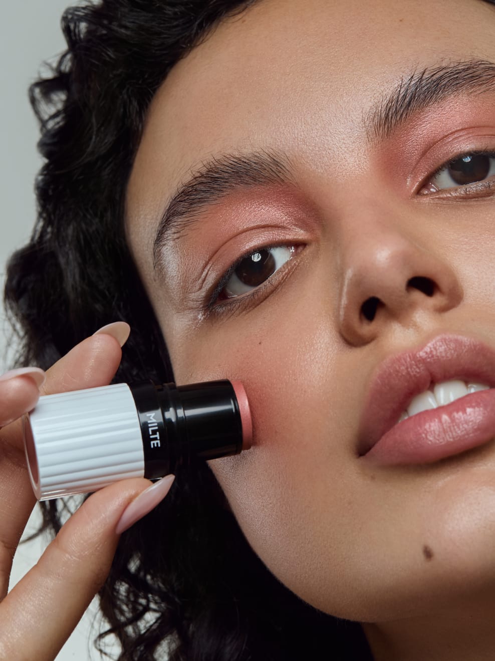 Model geschminkt mit Milte Blush 02  auf den Augen und trägt Milte Blush auf Wange auf
