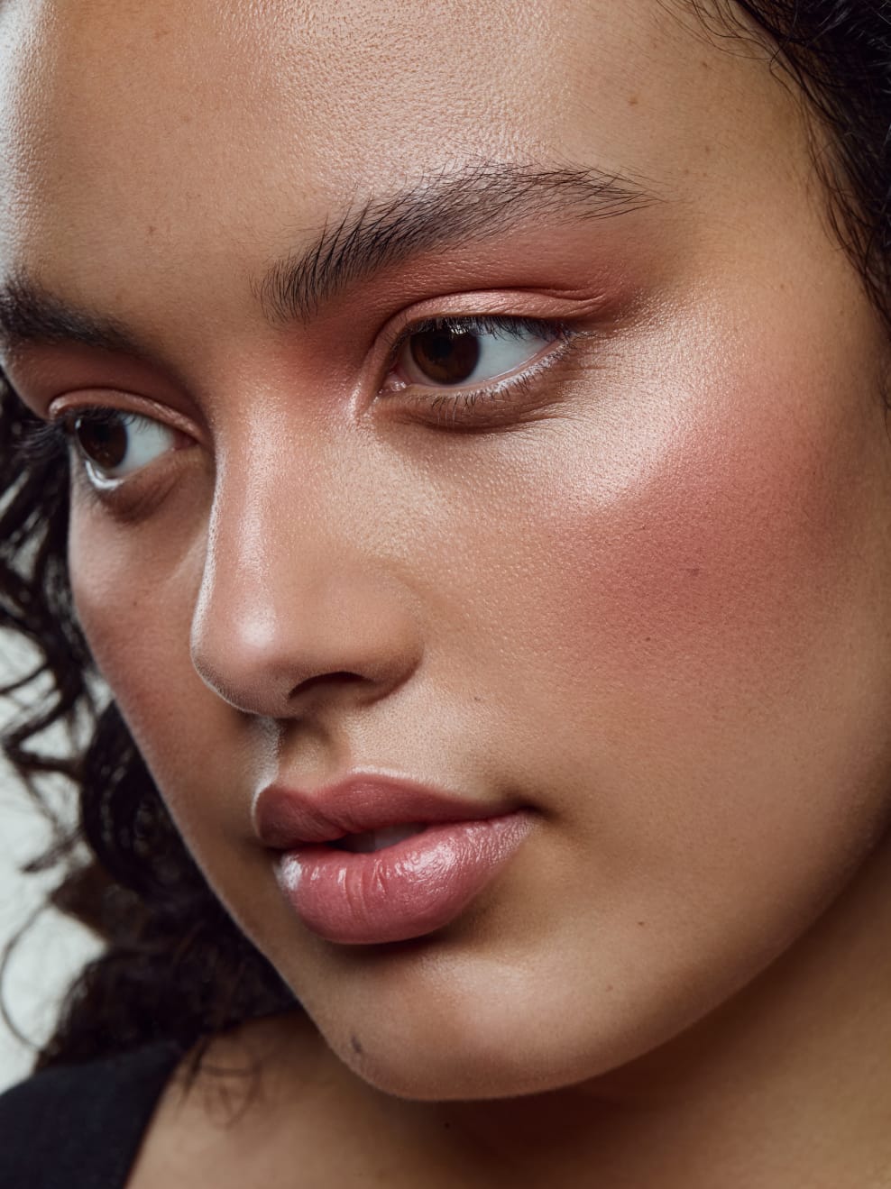 Model geschminkt mit Milte Blush 02 auf Augen, Wange und Lippen