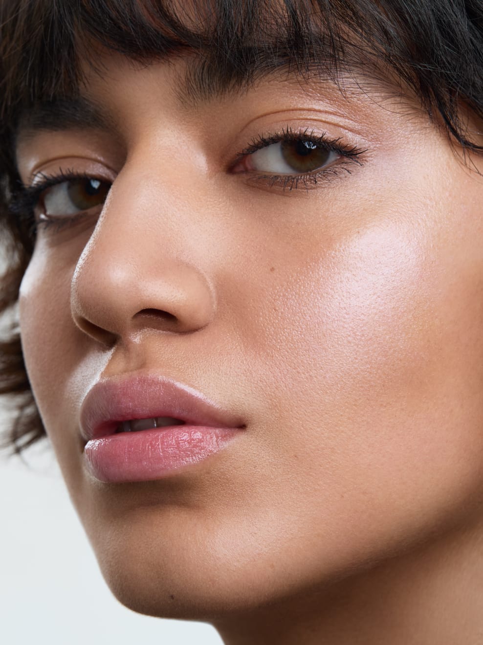 Model geschminkt mit Milte Highlighter