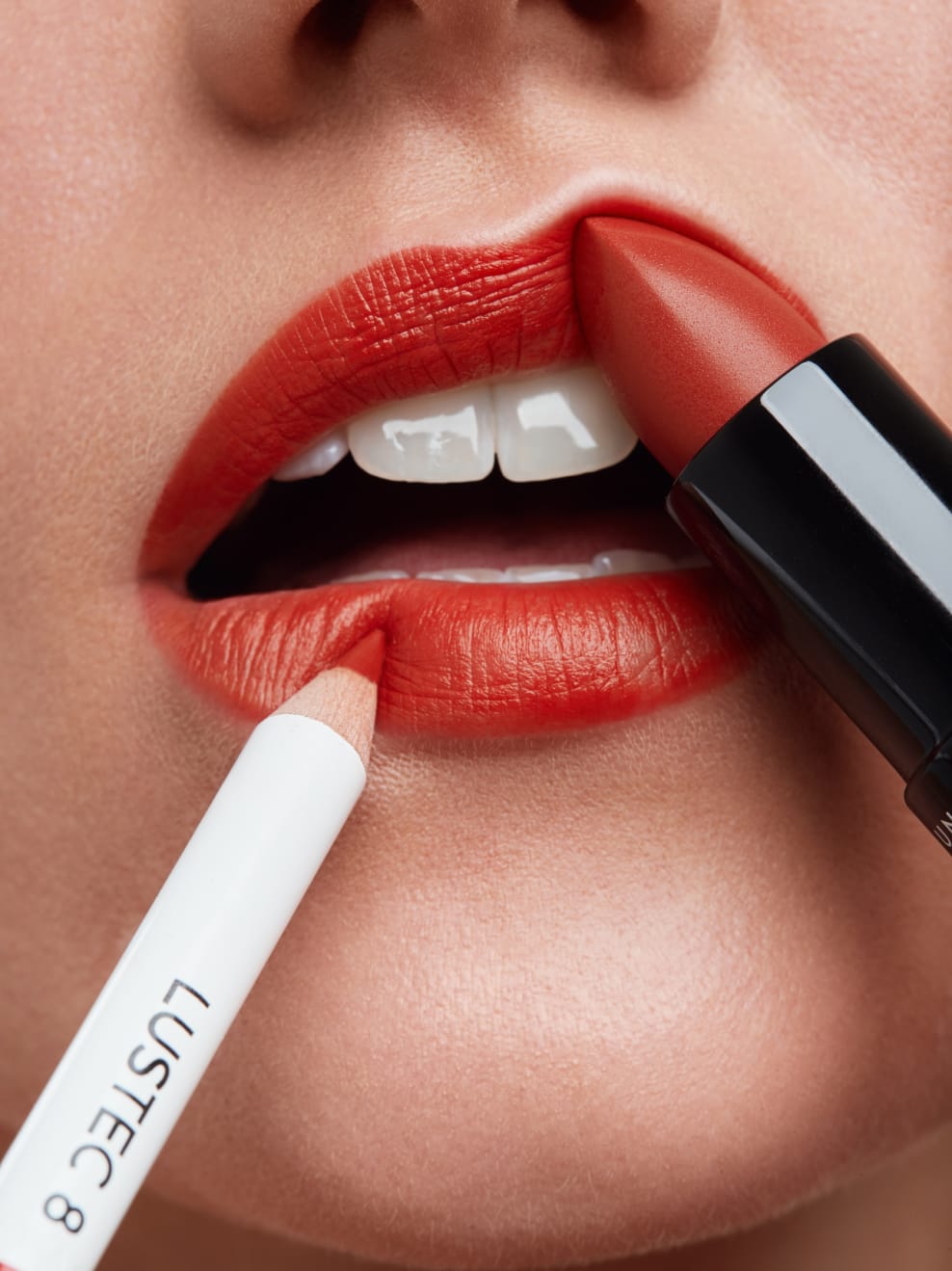 Nahaufnahme Lippen geschminkt mit Lustec und Tagarot 08