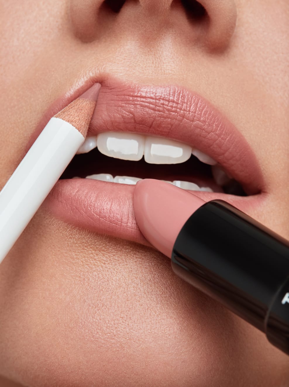 Nahaufnahme Lippen werden geschminkt mit Lustec und Tagarot 12