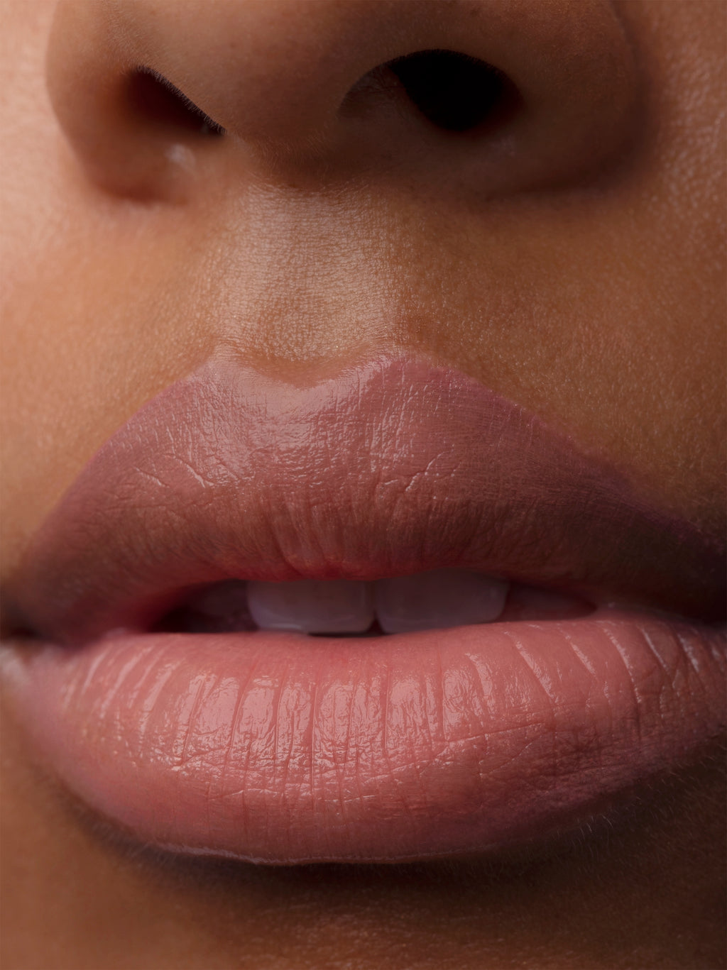 Nahaufnahme Lippen geschminkt mit Tagarot 10