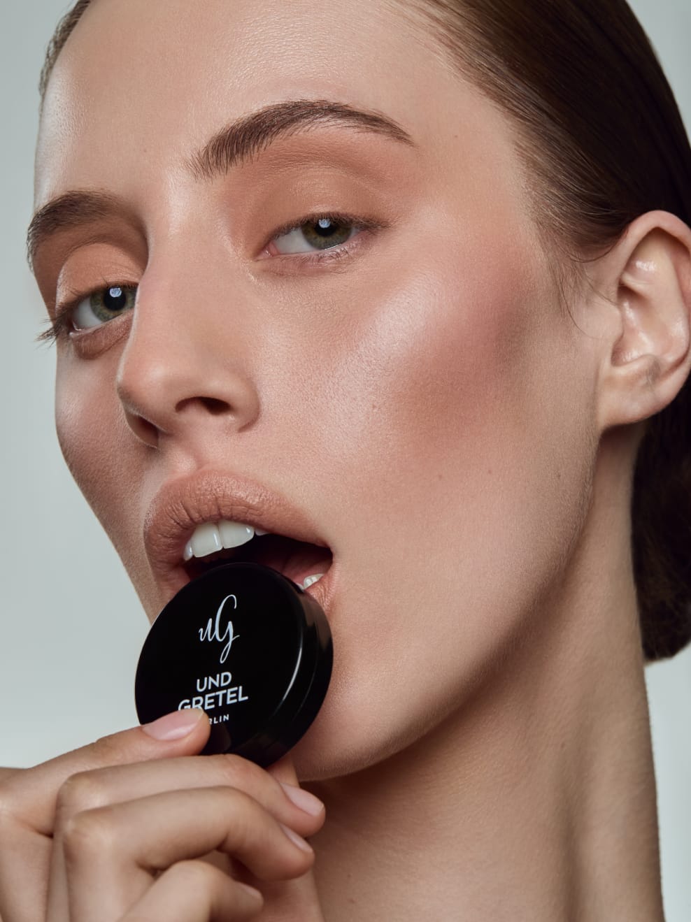 Model geschminkt mit Varwe 01 hlt Varwe Dose in der Hand