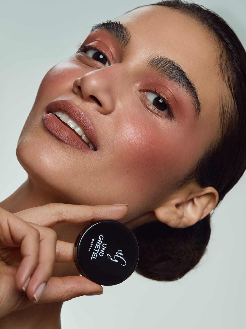 Model geschminkt mit Varwe 02 und hält Dose in der Hand