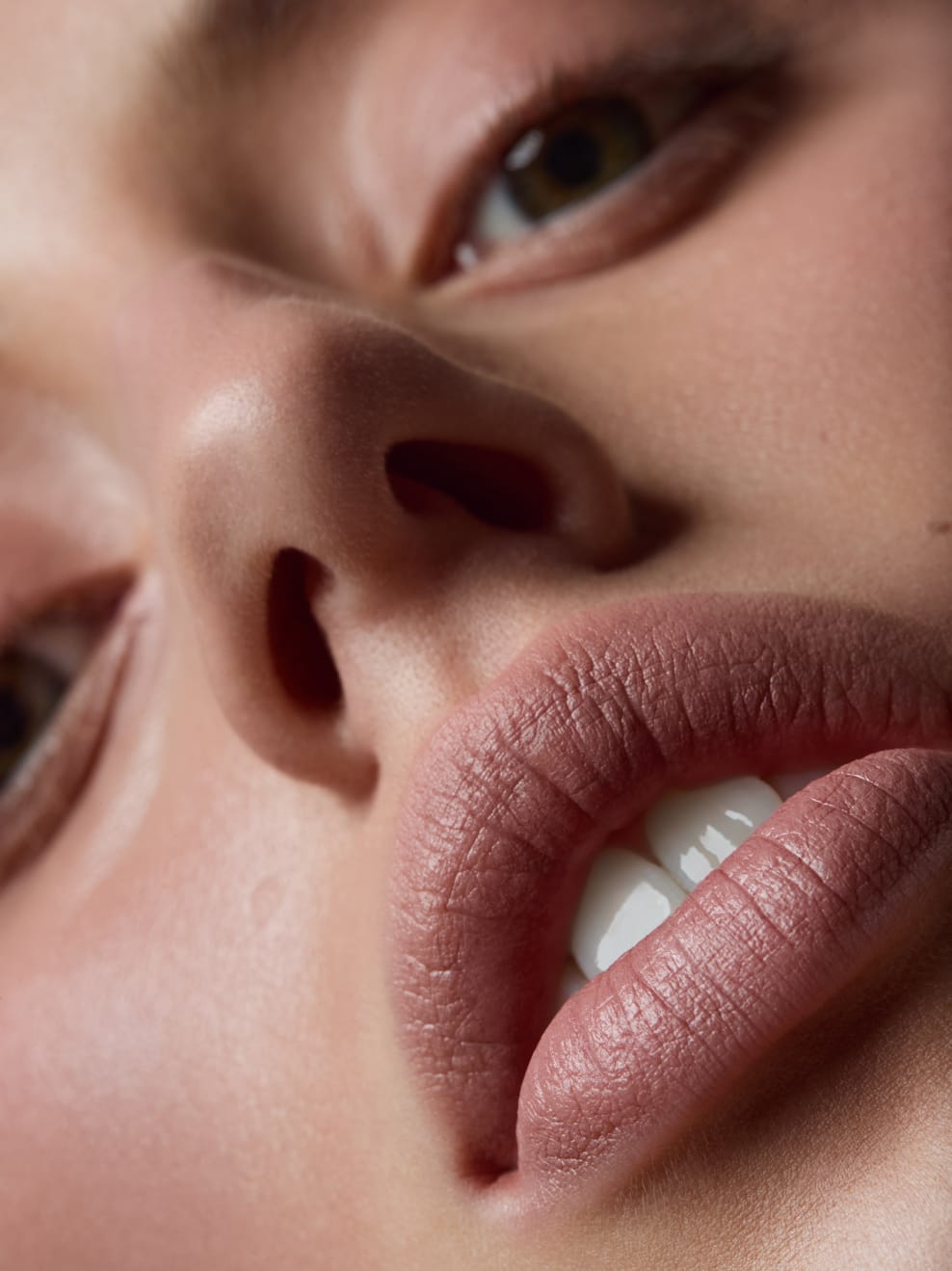 Nahaufnahme Model geschminkt mit Varwe 03