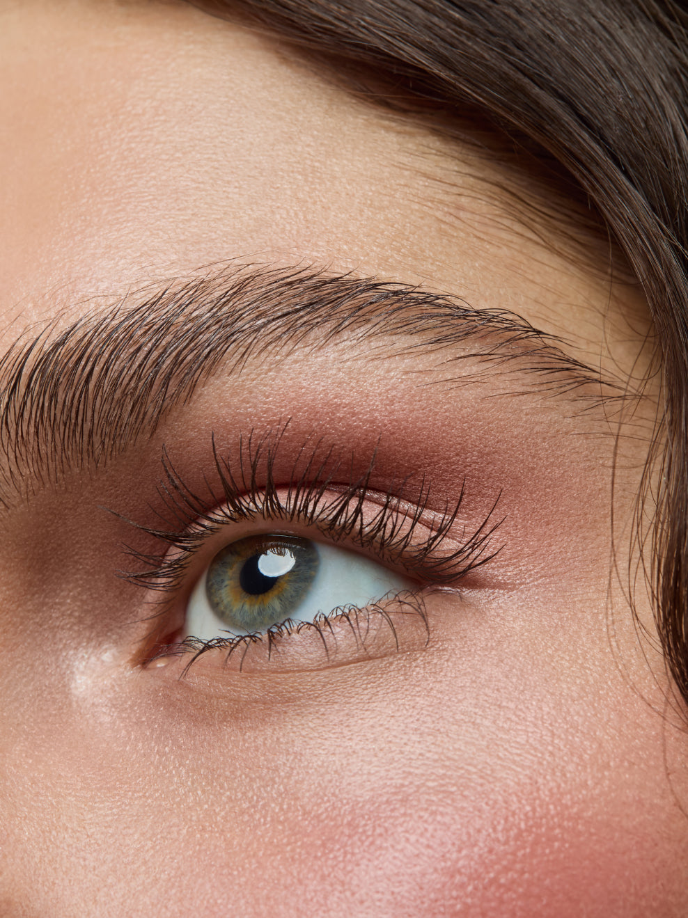 Nahaufnahme Wimpern geschminkt mit Wint 01