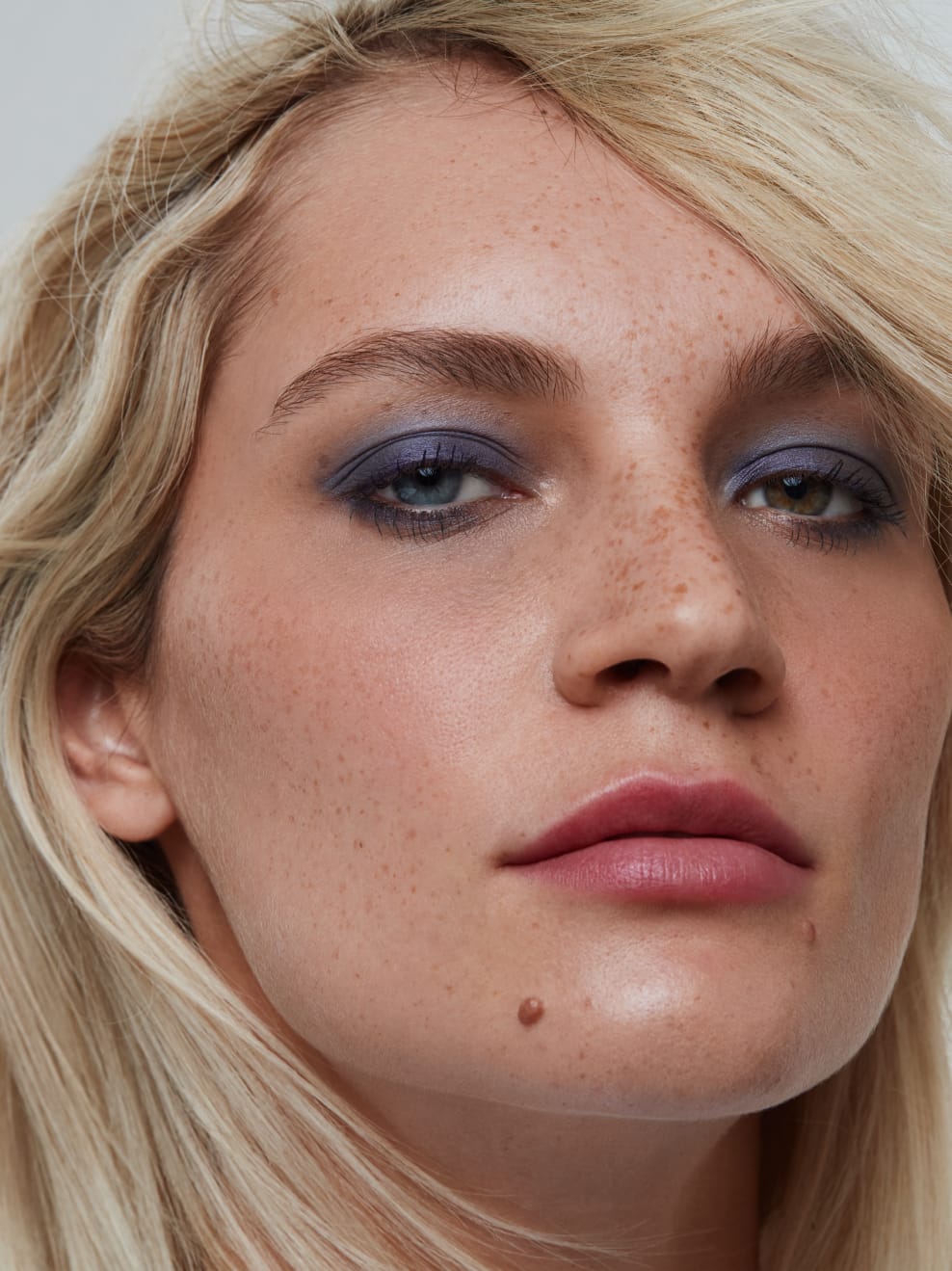 Model trägt Imbe 07 auf den Augen