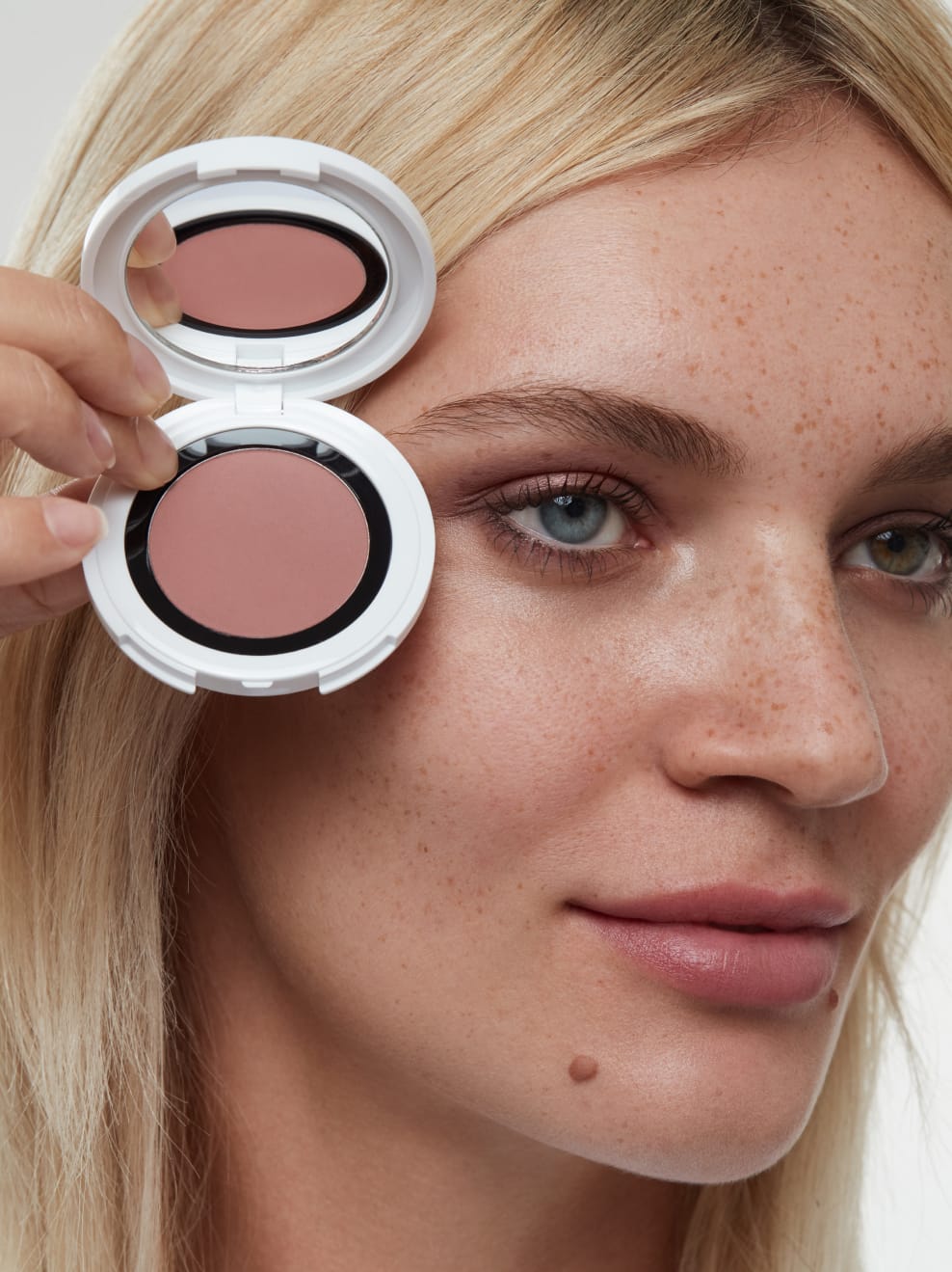 Model trägt Imbe 09 auf den Augen und hält Imbe 09 in der Hand
