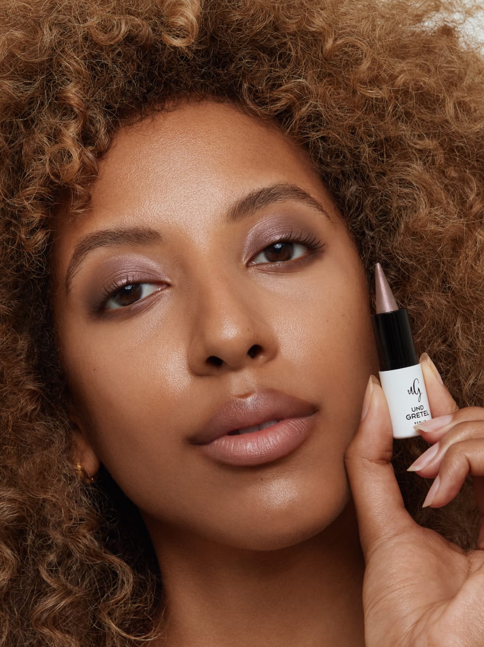 Model geschminkt mit Luk 04 und hält Luk in der Hand