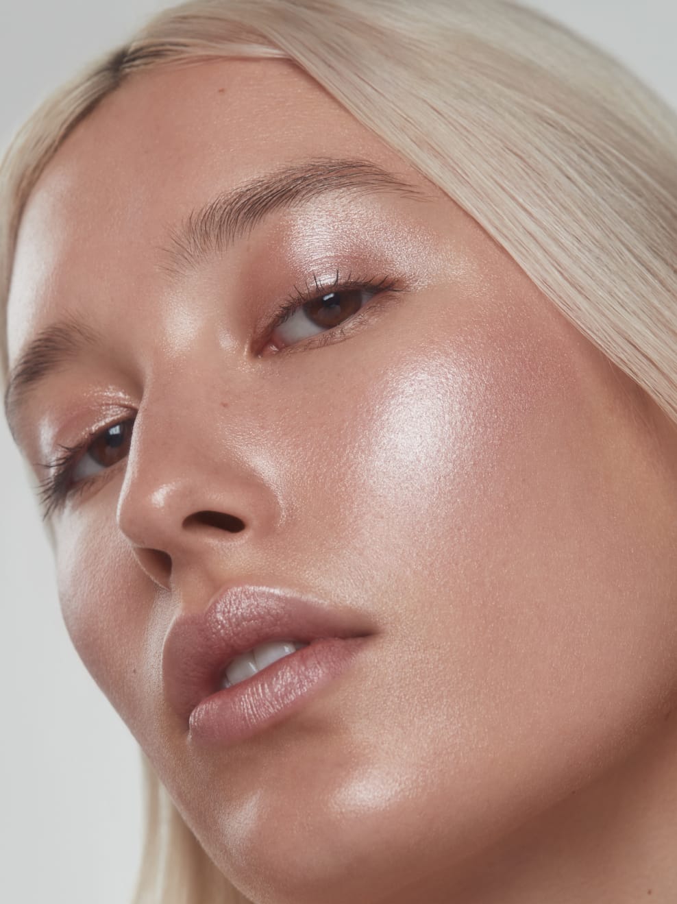 Model geschminkt mit Vlitter 01 auf Wangen, Augen und Mund