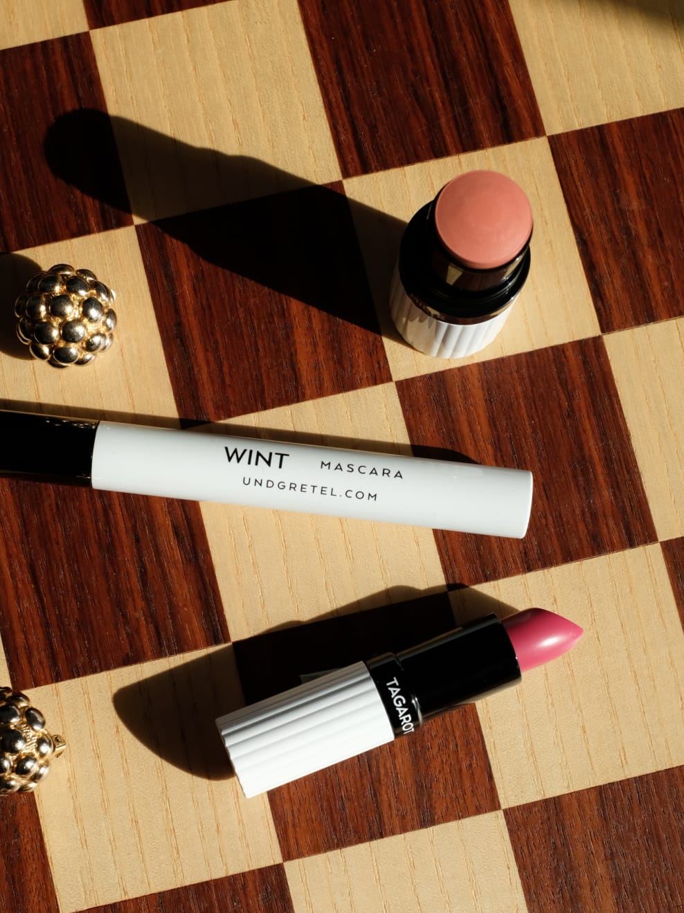 Blush Stick mit Wimperntusche und Tinted Lip Balm in der Sonne